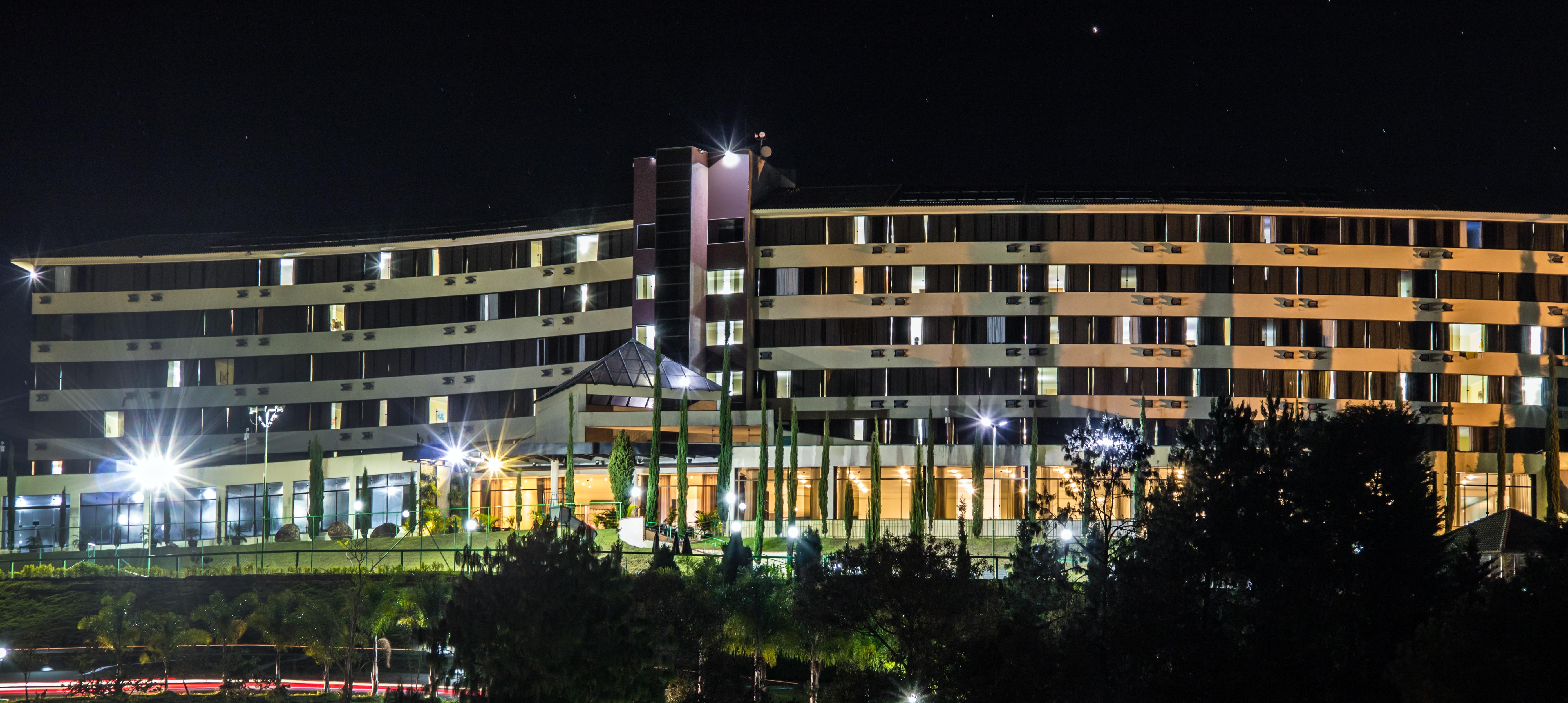 Hotel Golden Park All Inclusive Pocos De Caldas By Nacional Inn Exterior foto The hotel at night