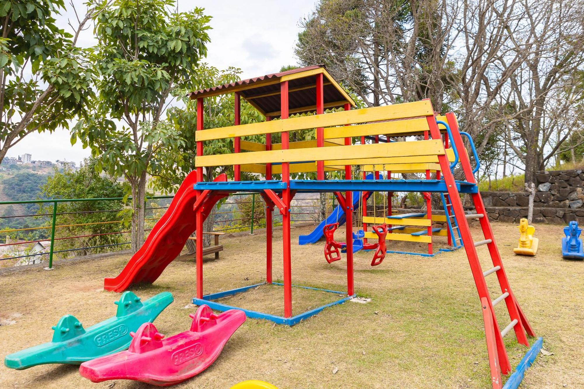 Hotel Golden Park All Inclusive Pocos De Caldas By Nacional Inn Exterior foto Playground at the school