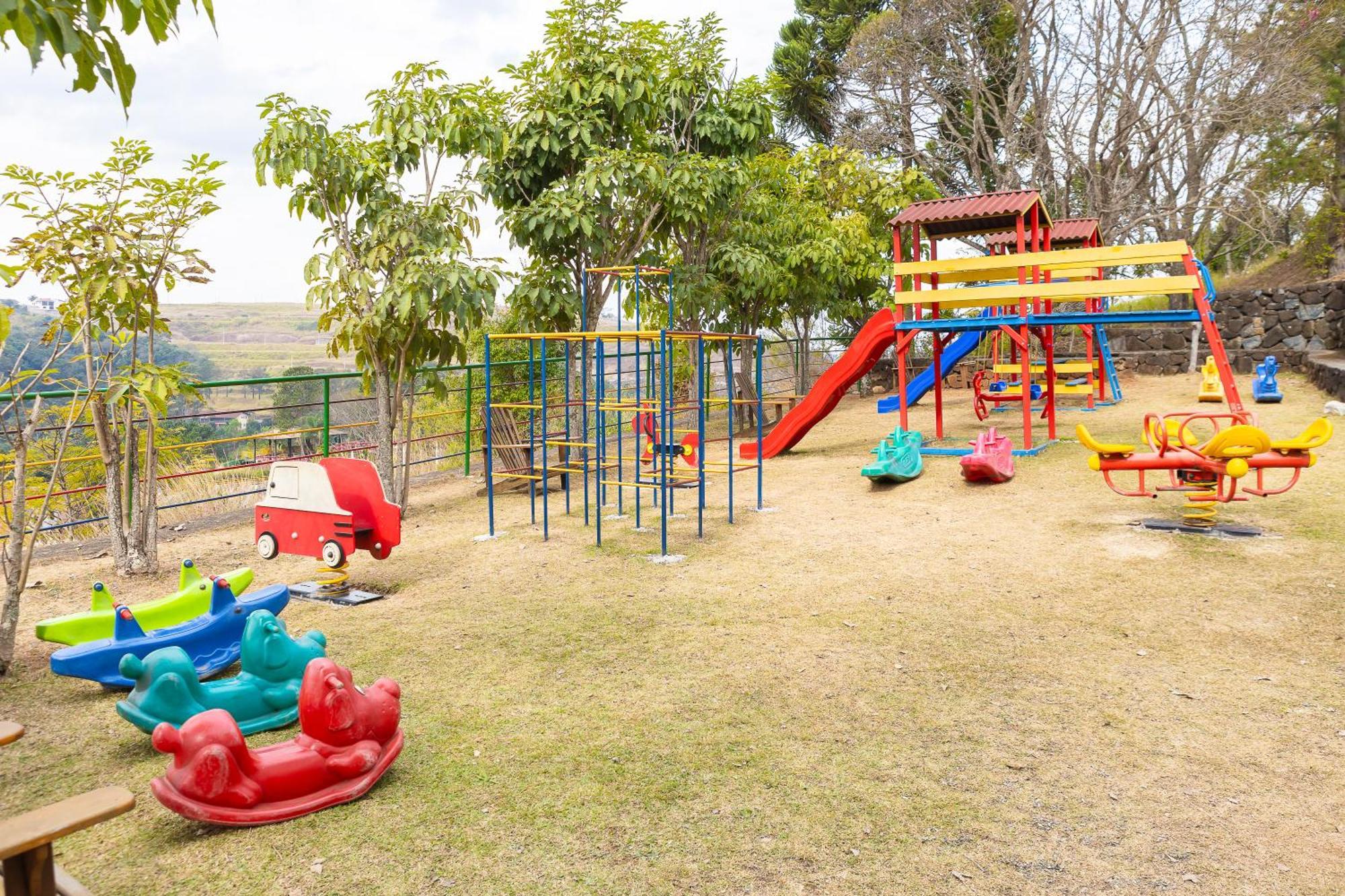 Hotel Golden Park All Inclusive Pocos De Caldas By Nacional Inn Exterior foto Playground in the park
